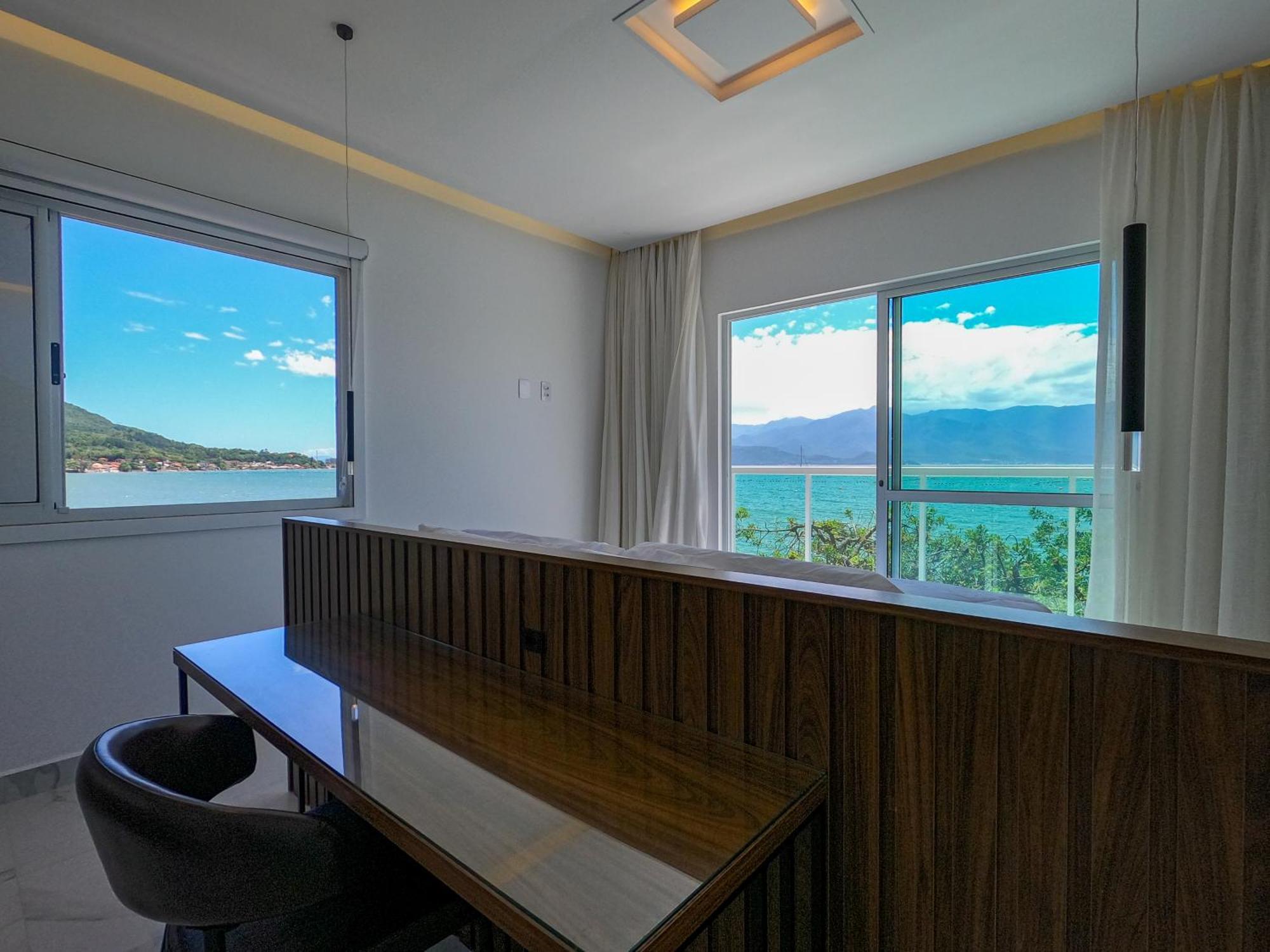 Casa A Beira-mar, Com E Vista Deslumbrante No Ribeirao Da Ilha Em *