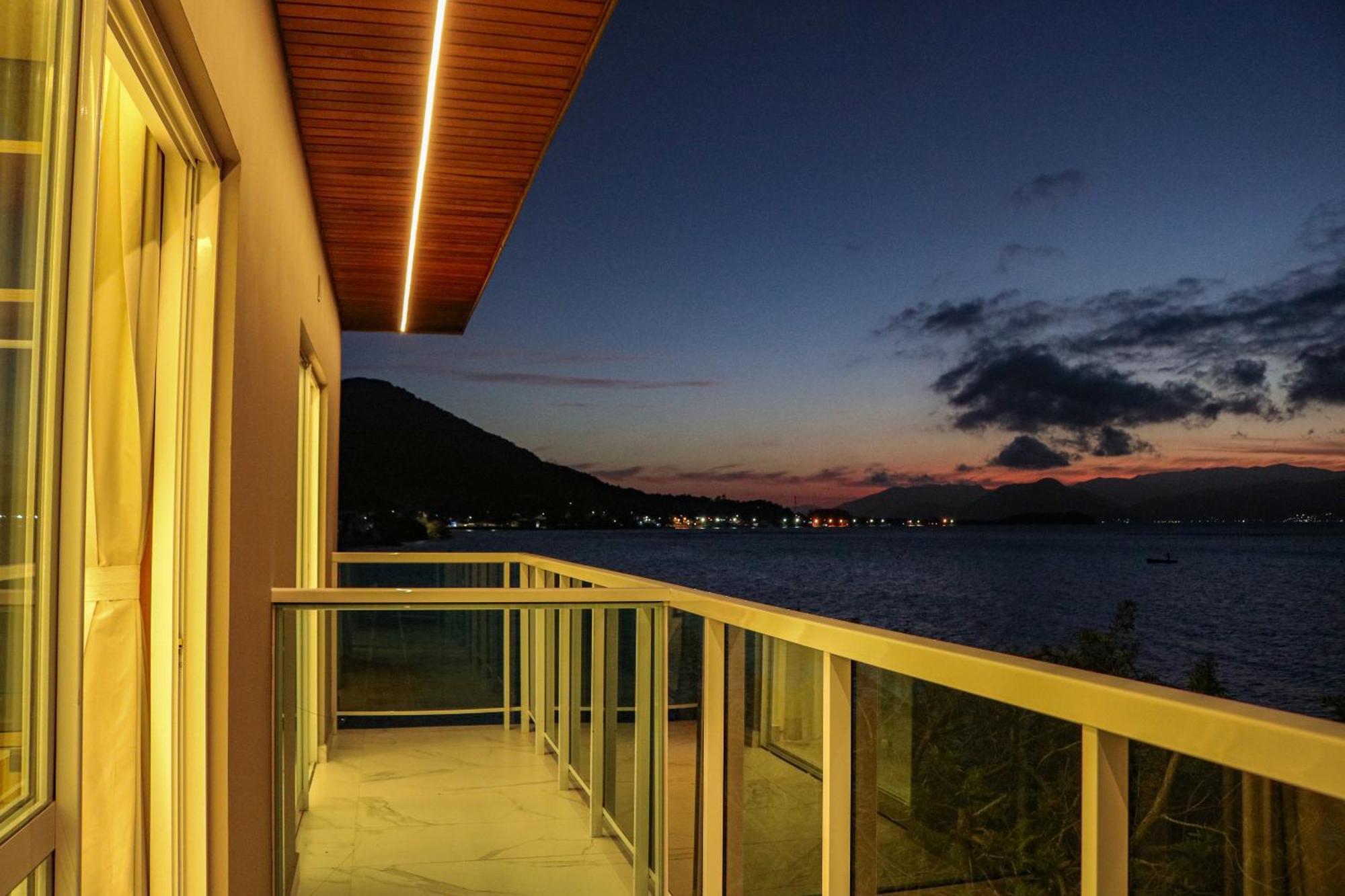 Casa A Beira-mar, Com E Vista Deslumbrante No Ribeirao Da Ilha Em Casa de férias