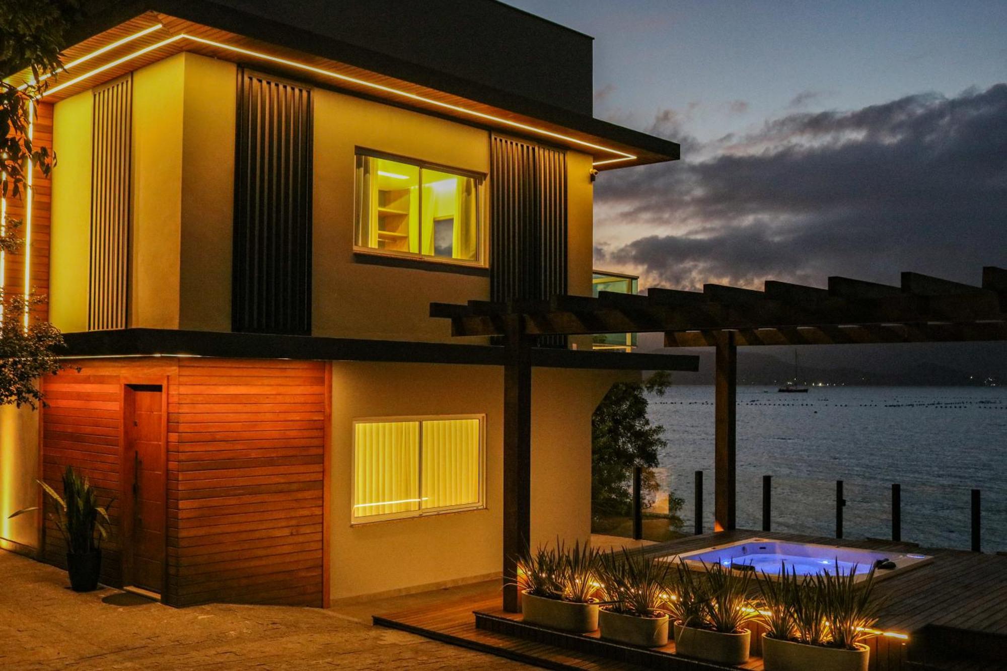 Casa A Beira-mar, Com E Vista Deslumbrante No Ribeirao Da Ilha Em