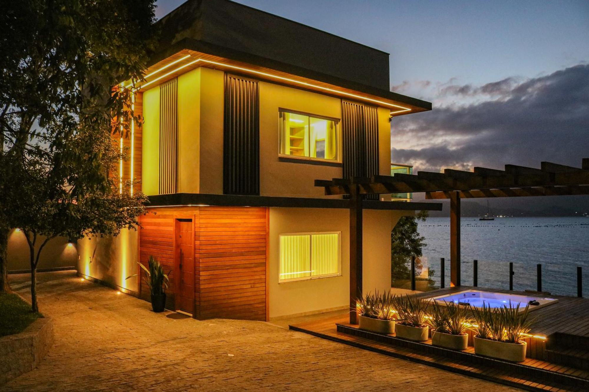 Casa A Beira-mar, Com E Vista Deslumbrante No Ribeirao Da Ilha Em