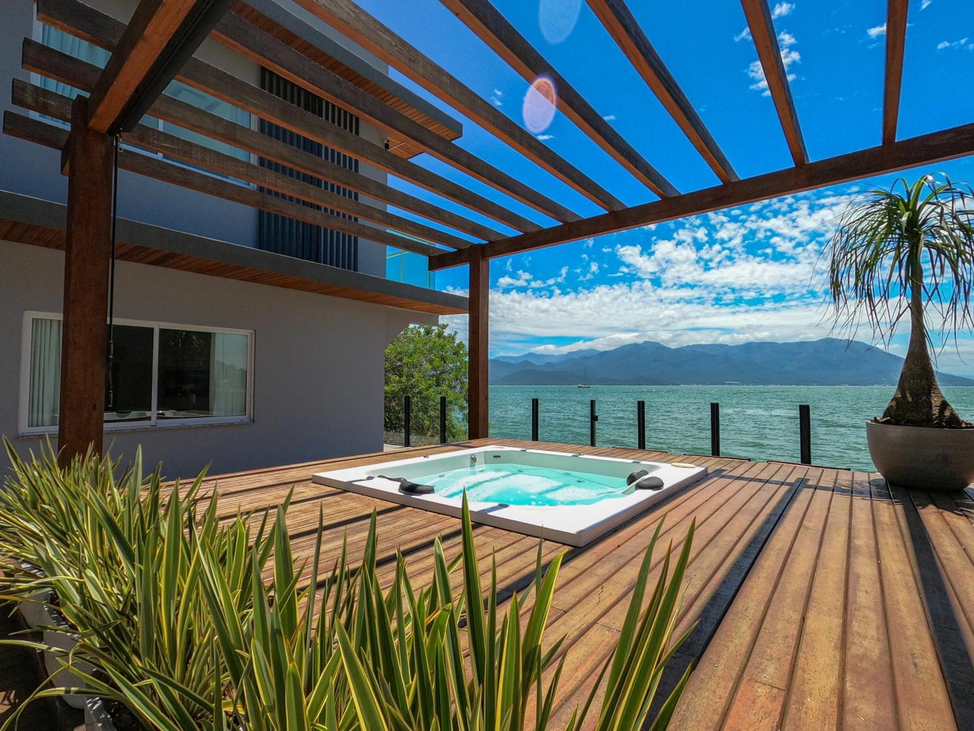 Casa A Beira-mar, Com E Vista Deslumbrante No Ribeirao Da Ilha Em