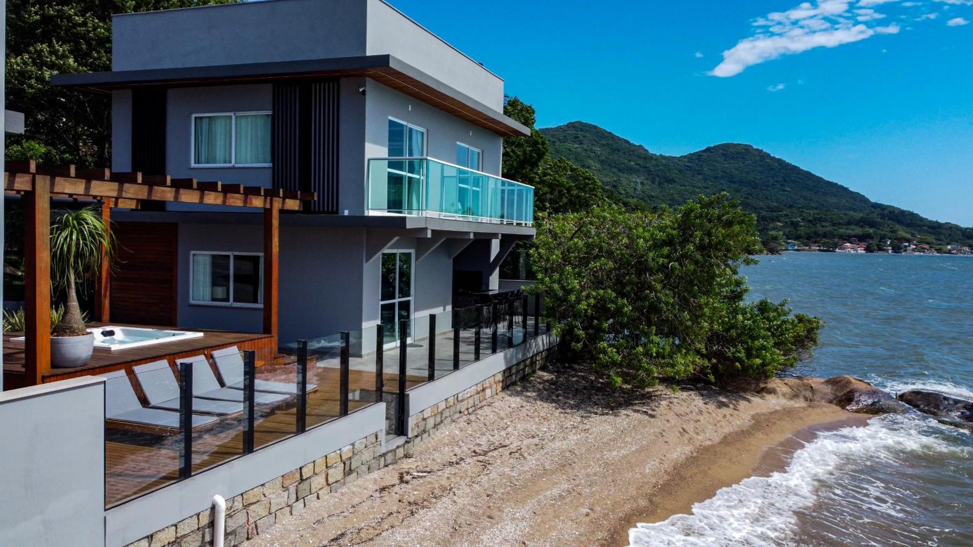Casa A Beira-mar, Com E Vista Deslumbrante No Ribeirao Da Ilha Em Florianopolis