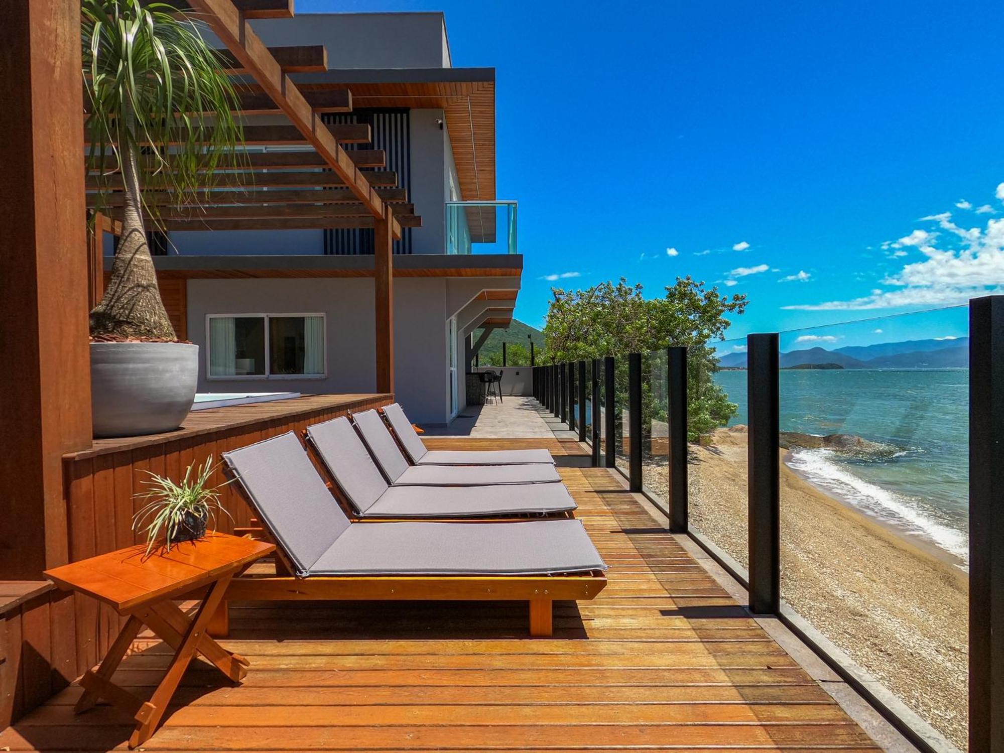 Casa A Beira-mar, Com E Vista Deslumbrante No Ribeirao Da Ilha Em *