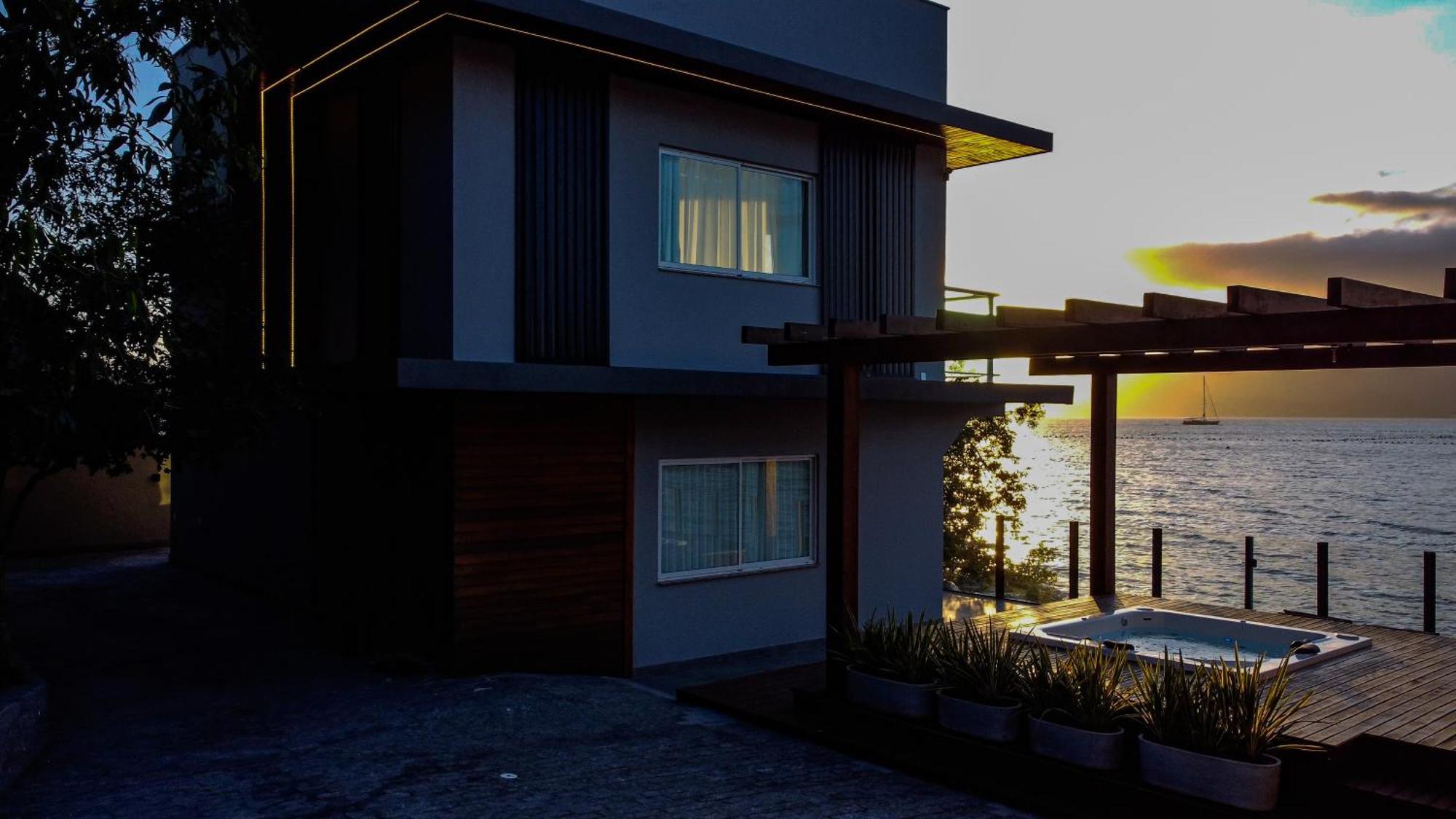 Casa A Beira-mar, Com E Vista Deslumbrante No Ribeirao Da Ilha Em Florianopolis