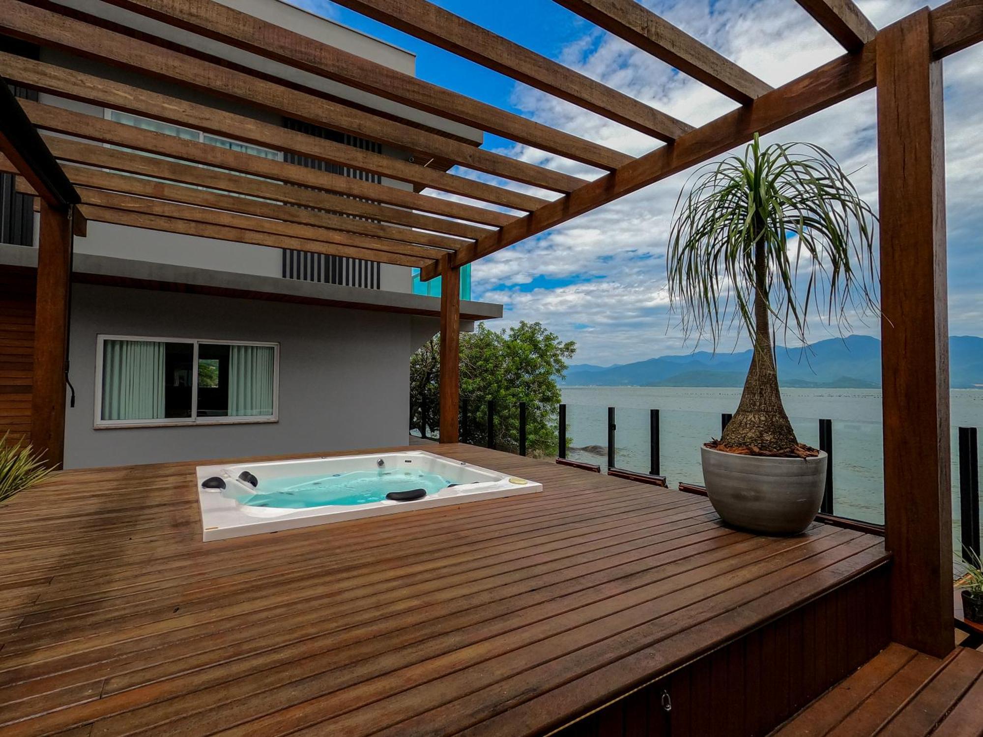 Casa A Beira-mar, Com E Vista Deslumbrante No Ribeirao Da Ilha Em *
