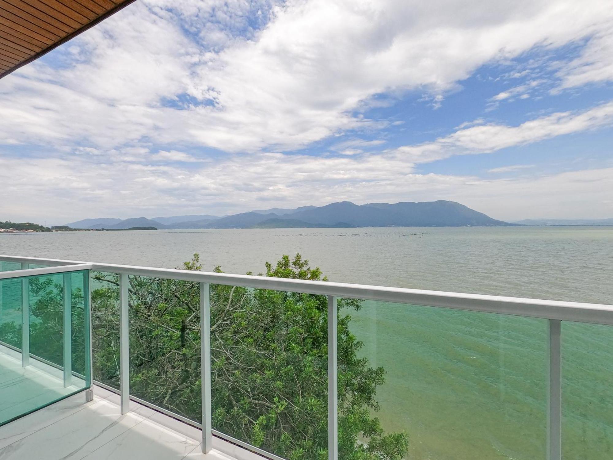 Casa A Beira-mar, Com E Vista Deslumbrante No Ribeirao Da Ilha Em Florianopolis