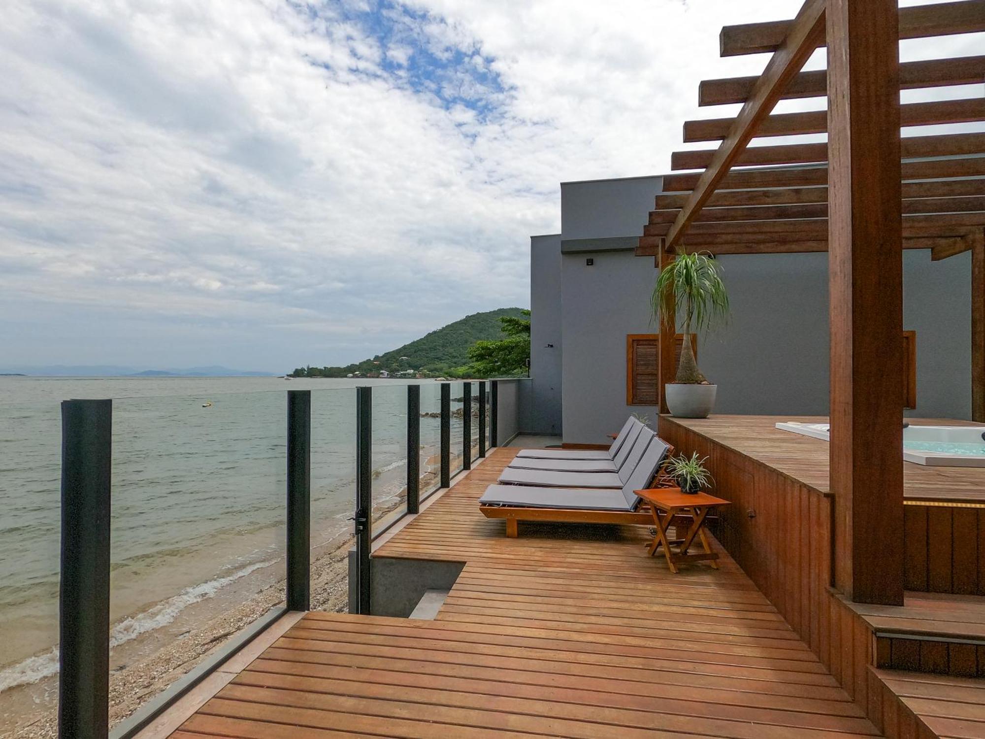 Casa A Beira-mar, Com E Vista Deslumbrante No Ribeirao Da Ilha Em