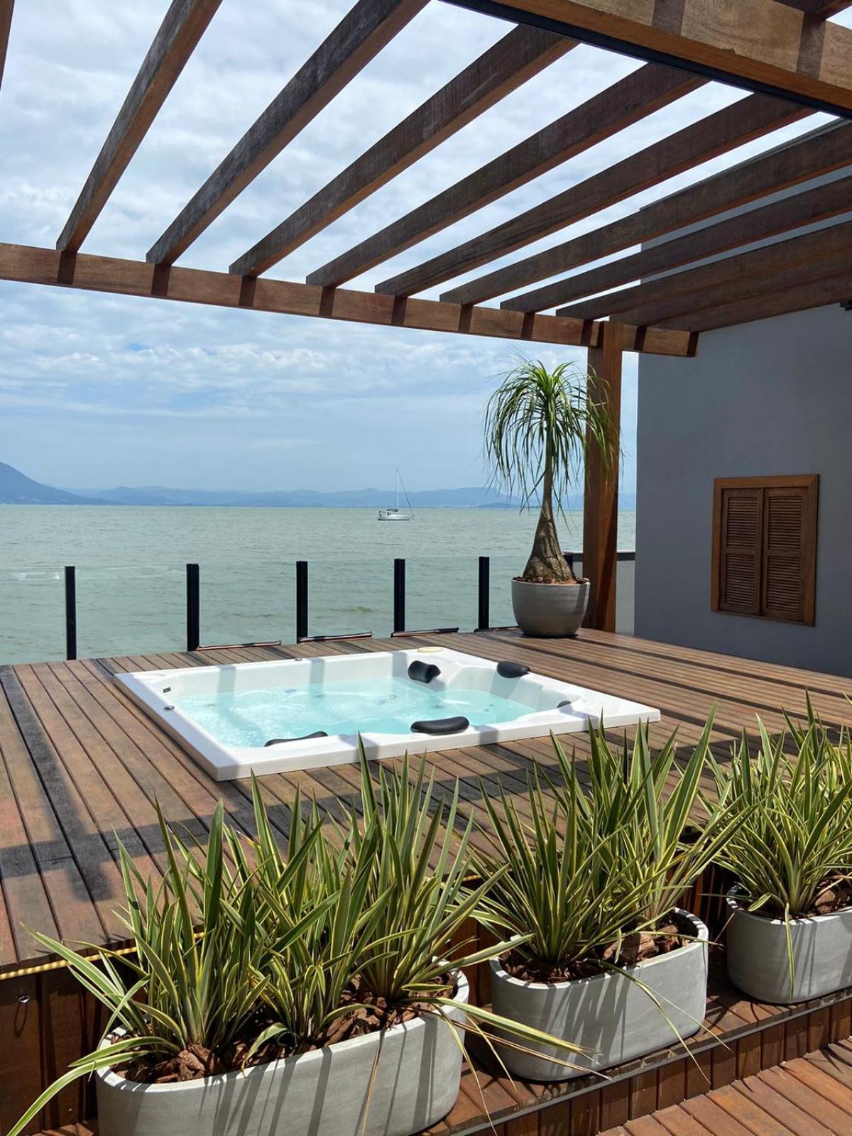 Casa A Beira-mar, Com E Vista Deslumbrante No Ribeirao Da Ilha Em Florianopolis