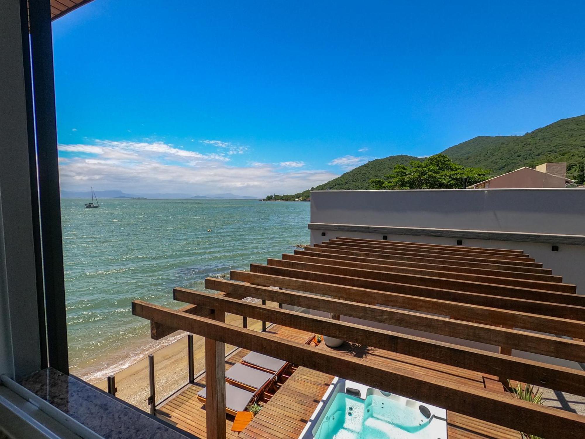 Casa A Beira-mar, Com E Vista Deslumbrante No Ribeirao Da Ilha Em Holiday home *