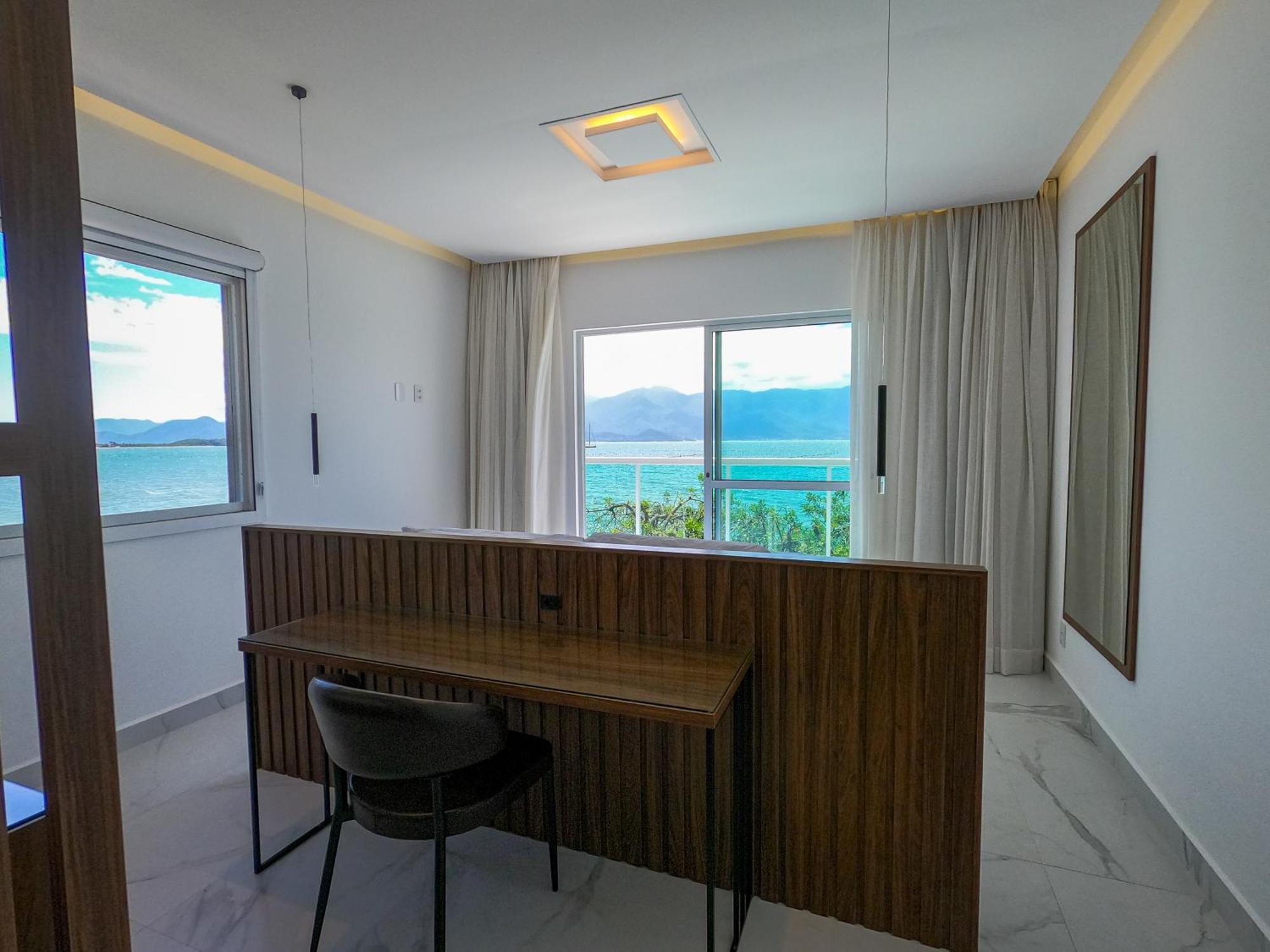 Casa A Beira-mar, Com E Vista Deslumbrante No Ribeirao Da Ilha Em Florianopolis